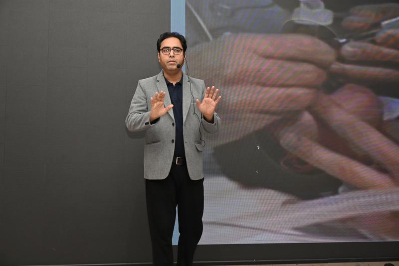 Dr. Rajiv Dhawan